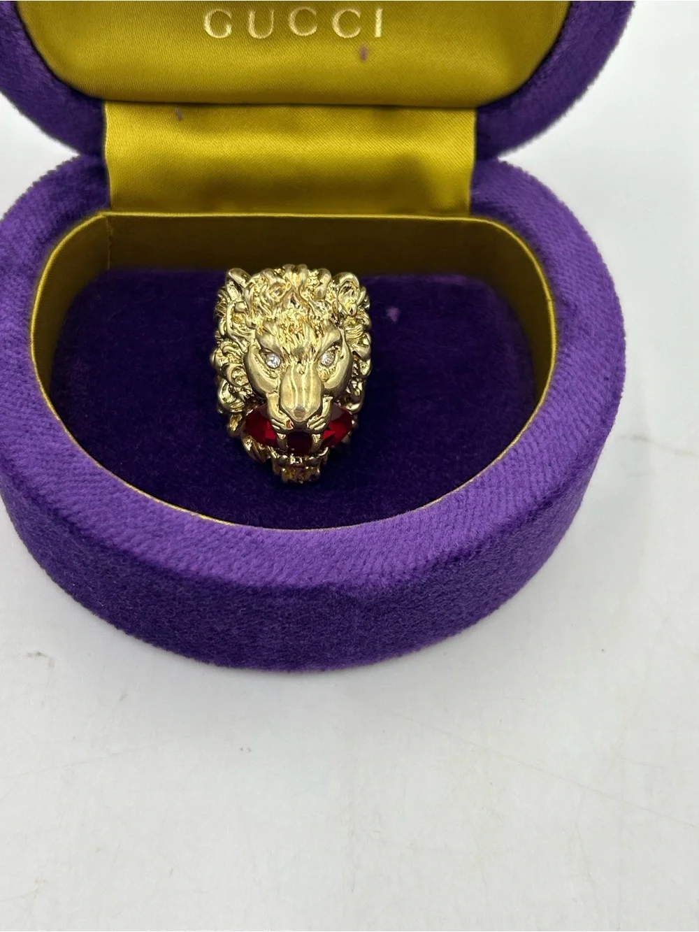 Unisex, Gucci, gold tone prominent lion head motif with red crystal size 6 Italy